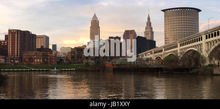 Spektakulär Farbe auf dem Fluss Downtown Cleveland, Ohio Stockfoto