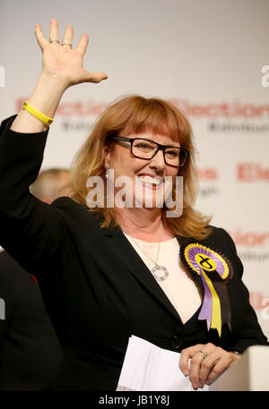 SNP-Kandidatin Deidre Brock feiert Beibehaltung ihres Sitzes in Edinburgh North & Leith im Meadowbank Sports Centre in Edinburgh. Stockfoto