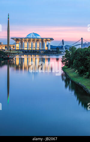 Eisen-Moschee von Putrajaya während der Dämmerung. Stockfoto