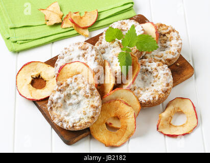 Kleiner Apfel-Streusel-Kuchen und Apfelchips Stockfoto