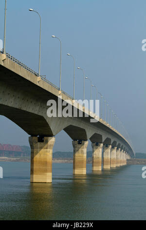 Lalon Shah Bridge ist eine Straßenbrücke in Bangladesch über den Padma-River, gelegen zwischen Iswardi Upazila von Pabna im Osten und Bheramara Upazila von Stockfoto