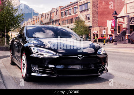 Führerschein und Ausdrucke unter MaximImages.com – Black 2017 Tesla Model S Luxus-Elektroauto parkt auf einer Straße in Banff, Alberta, Kanada. Stockfoto