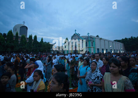 Christen zünden Kerzen an dem Tejgaon Church Cemetery in Dhaka Kennzeichnung der Allerheiligen. Dieser Tag wird hauptsächlich in der katholischen Kirche o beobachtet. Stockfoto