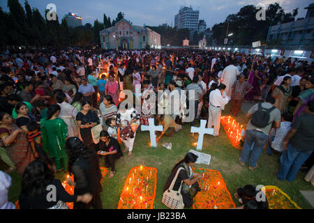 Christen zünden Kerzen an dem Tejgaon Church Cemetery in Dhaka Kennzeichnung der Allerheiligen. Dieser Tag wird hauptsächlich in der katholischen Kirche o beobachtet. Stockfoto