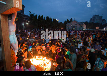 Christen zünden Kerzen an dem Tejgaon Church Cemetery in Dhaka Kennzeichnung der Allerheiligen. Dieser Tag wird hauptsächlich in der katholischen Kirche o beobachtet. Stockfoto