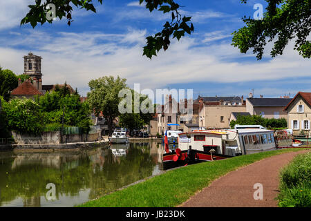 Frankreich, Nièvre (58), Clamecy, le Port fluvialer Sur le canal du Nivernais / / Frankreich, Nièvre, Clamecy, der Binnenhafen auf der Canal du Nivernais Stockfoto