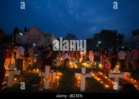 Christen zünden Kerzen an dem Tejgaon Church Cemetery in Dhaka Kennzeichnung der Allerheiligen. Dieser Tag wird hauptsächlich in der katholischen Kirche o beobachtet. Stockfoto