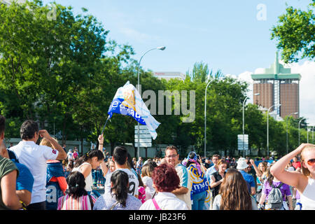 Madrid, Spanien - 4. Juni 2017. Hunderte von Menschen versammeln sich vor dem Rathaus von Madrid zu feiern den Sieg in der Liga des Real Madrid Stockfoto