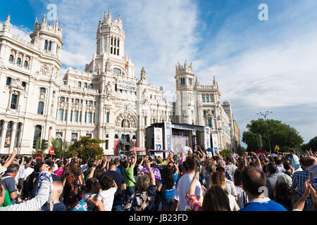 Madrid, Spanien - 4. Juni 2017. Hunderte von Menschen versammeln sich vor dem Rathaus von Madrid zu feiern den Sieg in der Liga des Real Madrid Stockfoto