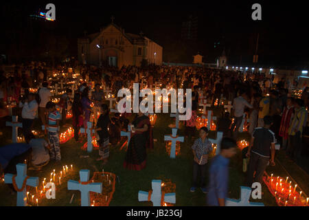 Christen zünden Kerzen an dem Tejgaon Church Cemetery in Dhaka Kennzeichnung der Allerheiligen. Dieser Tag wird hauptsächlich in der katholischen Kirche o beobachtet. Stockfoto