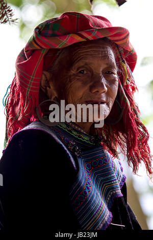 Porträt einer alten Frau im Nordwesten von Vietnam Stamm / Minderheiten bergige Hügel Trible Stockfoto