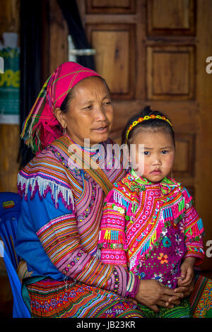 Bergvolk vietnamesische Mutter und ihre kleine Tochter in ihren traditionellen Kleidern - nordwestlich von Viet Nam - Xin Mann - Ha Giang Provinz Stockfoto