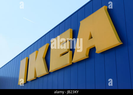 Krakau, Polen - 3. Juni 2017: Zeichen eines IKEA-Marktes auf der Vorderseite des Speichers in einem sonnigen Tag. IKEA ist eine multinationale Möbelfirma, die Sterne Stockfoto