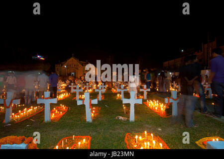 Christen zünden Kerzen an dem Tejgaon Church Cemetery in Dhaka Kennzeichnung der Allerheiligen. Dieser Tag wird hauptsächlich in der katholischen Kirche o beobachtet. Stockfoto