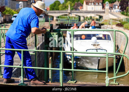 Frankreich, Nièvre (58), Clamecy, canal du Nivernais, Écluse de Clamecy / / Frankreich, Nièvre, Clamecy, Clamecy Sperren auf der Canal du Nivernais Stockfoto