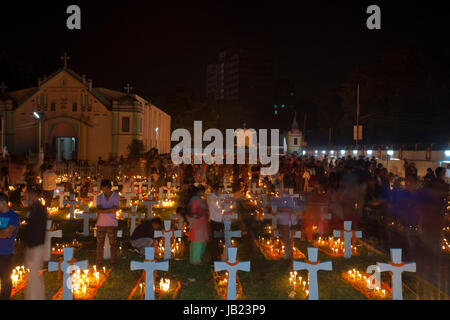 Christen zünden Kerzen an dem Tejgaon Church Cemetery in Dhaka Kennzeichnung der Allerheiligen. Dieser Tag wird hauptsächlich in der katholischen Kirche o beobachtet. Stockfoto