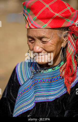 Porträt einer alten Frau im Nordwesten von Vietnam Stamm / Minderheiten bergige Hügel Trible Stockfoto