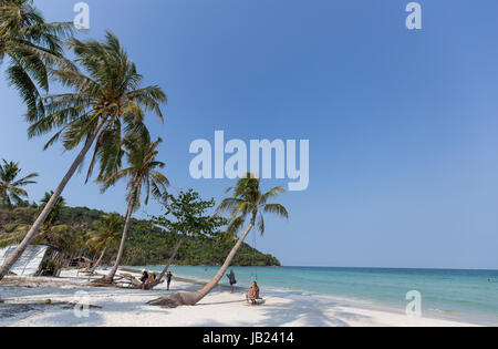 Sommerurlaub in Phu Quoc Insel White sand Strand Kokospalmen / Palm Bäume klaren blauen Himmel Stockfoto
