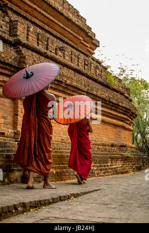 Wenige Mönche in einem alten Tempel Myanmar mit Regenschirm Stockfoto