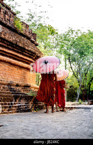 Wenige Mönche in einem alten Tempel Myanmar mit Regenschirm Stockfoto