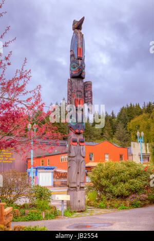Ein Totempfahl in einem Park in der Innenstadt von Ketchikan, Alaska, USA. Stockfoto