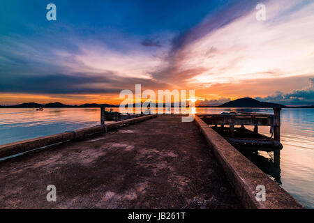 Fishing Pier und Docks in den Abend, inthailand Stockfoto