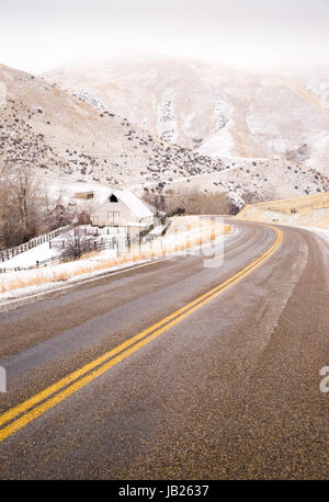 Eine vereiste Straße führt durch Szene Farm Ranch Hang Landstraße 71 Stockfoto