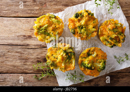 Brokkoli-Muffins mit Cheddar Käse und Thymian Nahaufnahme auf dem Tisch. horizontale Ansicht von oben Stockfoto