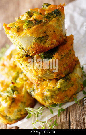 Herzhaften und leckeren Vorspeise: Brokkoli Muffins mit Käse-Makro auf dem Tisch. vertikale Stockfoto