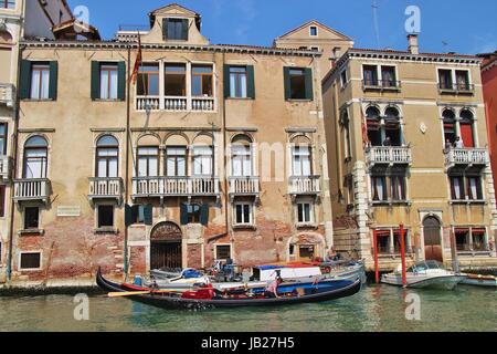 Gondel und Gebäude auf dem Canal Grande, San Stefano. Alltägliche Szene mit Einwohnern auf den Balkonen. Venedig, Italien, Europa. Stockfoto