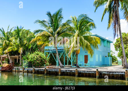 Placencia, Belize - 28. August 2016: Am Wasser Tropenhaus auf Lagunenseite von Placencia in Belize, Mittelamerika Stockfoto