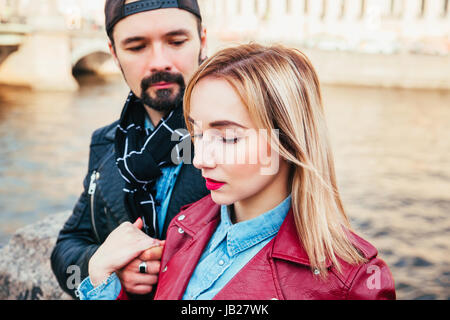 Junge alternative paar in der Stadt. Biker-Liebhaber. Hipster-Liebe. Rock-Stil. Stockfoto