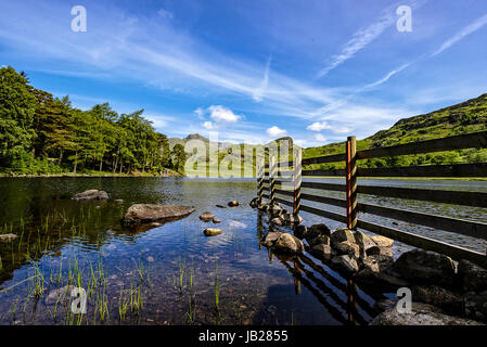 Blea Tarn mit den Langdale Pikes im Lake District National Park. Stockfoto