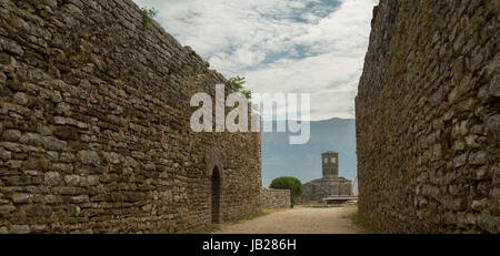 Clock Tower befindet sich in Festung innen Stadt Gjirokastra in Albanien Stockfoto