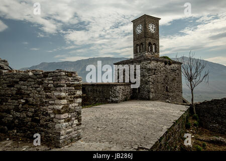 Bild des berühmten Uhrturm befindet sich in Festung innerhalb Stadt Gjirokastra in Albanien Stockfoto