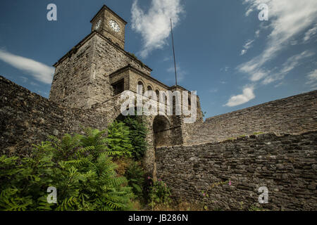 Blick auf Glockenturm befindet sich in der Festung der alten Stadt Gjirokastra Stockfoto