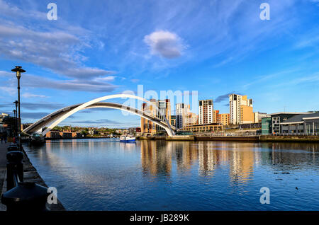 Boot auf dem Fluss Tyne die Millennium Bridge in der Abendsonne auf der Durchreise Stockfoto