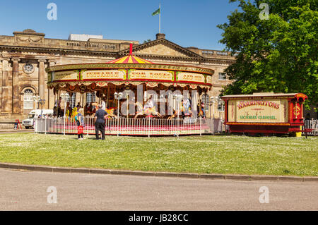 31. Mai 2017: York, North Yorkshire, England, UK - A Victorian Karussell auf dem Rasen vor dem Schloss-Museum. Stockfoto