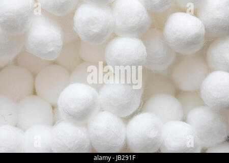 Baumwolle Ohr Reinigung Knospen auf schwarzem Hintergrund Stockfoto