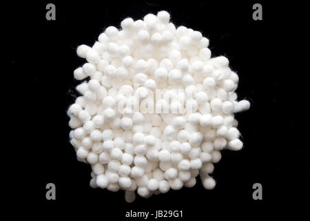 Baumwolle Ohr Reinigung Knospen auf schwarzem Hintergrund Stockfoto