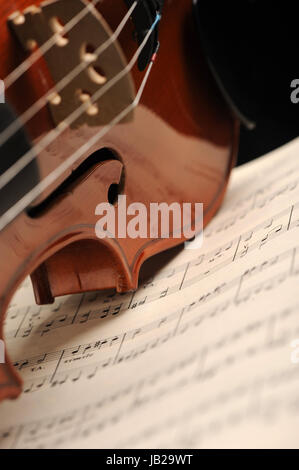 Elegante Schuss eine Geige auf einem Notenblatt Stockfoto