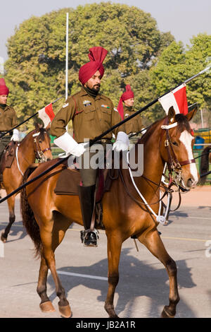 Berittenen Soldaten paradieren die Raj Weg in Vorbereitung auf die jährlichen Republik Day Parade in New Delhi, Indien. Stockfoto