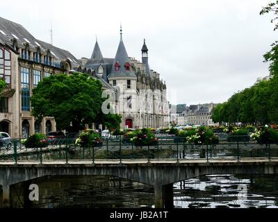 Brücken über den Fluss Odet mit der Präfektur du Finistère im Hintergrund. Quimper, Frankreich Stockfoto