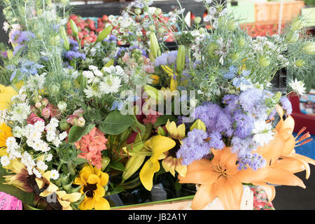 Frühlingssträuße am Bauernmarkt Stockfoto