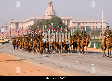 Berittenen Soldaten paradieren die Raj Weg in Vorbereitung auf die jährlichen Republik Day Parade in New Delhi, Indien. Stockfoto