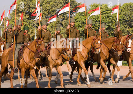 Berittenen Soldaten paradieren die Raj Weg in Vorbereitung auf die jährlichen Republik Day Parade in New Delhi, Indien. Stockfoto