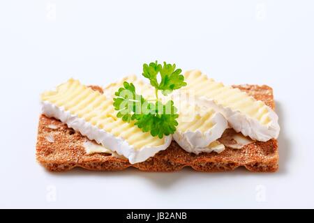 Vollkorn-Knäckebrot mit Käse Stockfoto