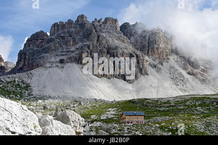 Lavaredoshelter mit Bergen Passportenkopf (Croda Passaporto), Sextner Dolomiten, Belluno, Südtirol, Italien Stockfoto