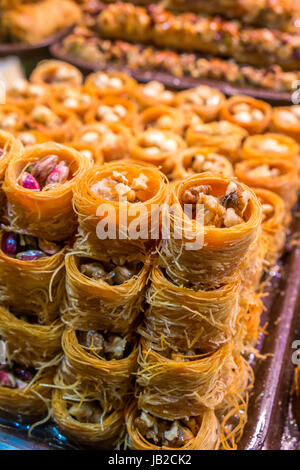 Typische türkische Baklava Gebäck zum Verkauf auf dem Markt in Istanbul Stockfoto