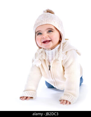 Closeup Portrait des aktiven niedlichen krabbeln im Studio, weiße stilvolle knited Hut und hoody, Winter-Mode für Kinder Stockfoto